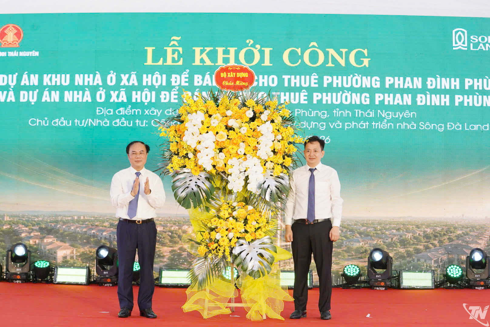 Đồng chí Nguyễn Văn Sinh, Thứ trưởng Bộ Xây dựng tặng hoa đại diện chủ đầu tư.