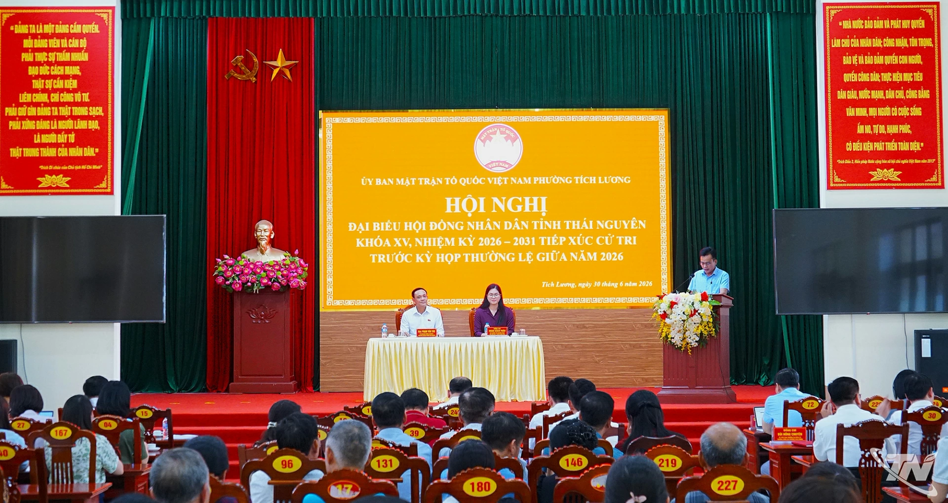 Đại biểu HĐND tỉnh và cử tri phường Tích Lương tại hội nghị tiếp xúc.