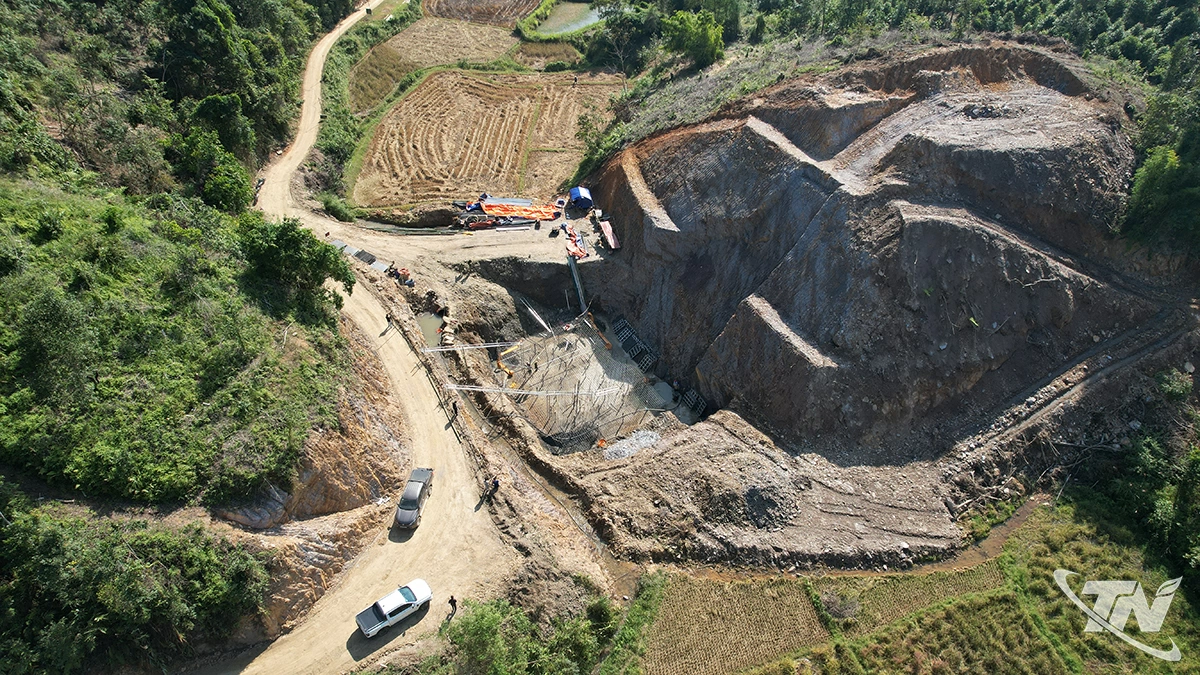  Nhà thầu tranh thủ thời điểm nắng ráo    đẩy nhanh tiến độ thi công công trình    hồ Quan Làng, xã Phủ Thông.