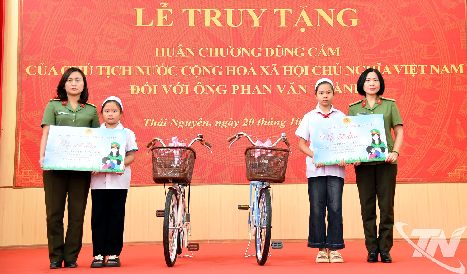 Hội Phụ nữ Công an tỉnh động viên 2 con của đồng chí Phan Văn Thành.
