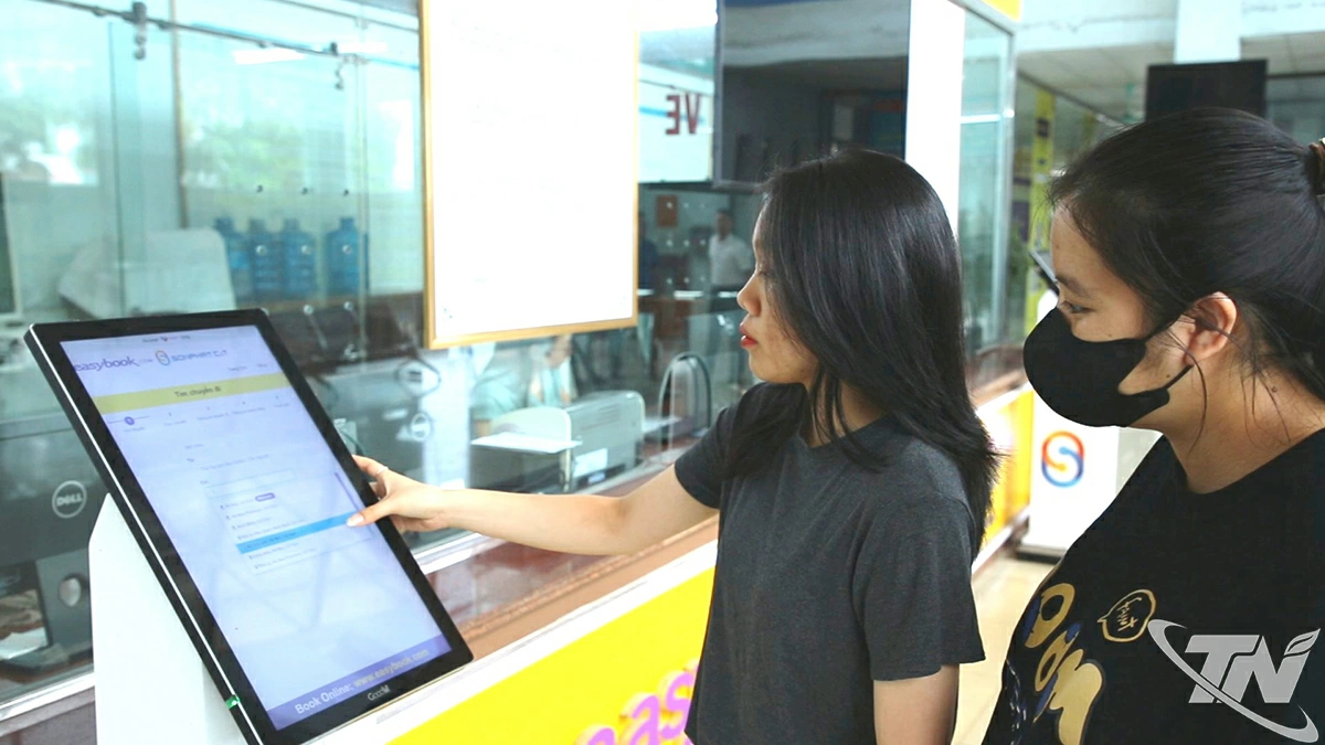 Chị Lê Trần Thu Huyền, phường Tích Lương, tỉnh Thái Nguyên đang thực hiện mua vé từ hệ thống điện tử.