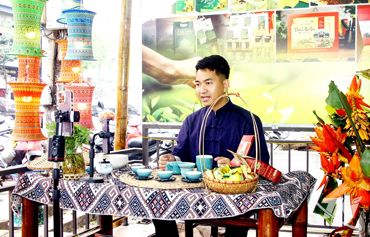 Nông dân Thái Nguyên chú trọng ứng dụng tiến bộ khoa   học kỹ thuật và chuyển đổi số trong sản xuất, quảng bá,   tiêu thụ sản phẩm chè, góp phần xây dựng nông thôn mới   thông minh.                                                               Ảnh: T.L