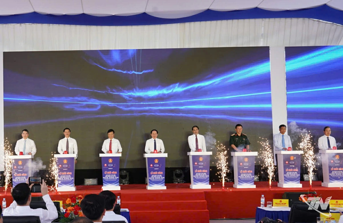 Các đồng chí Hồ Quốc Dũng, Ủy viên Ban Chấp hành Trung ương Đảng, Phó Thủ tướng Chính phủ;   Trịnh Xuân Trường, Ủy viên Ban Chấp hành Trung ương Đảng, Bí thư Tỉnh ủy; Vương Quốc Tuấn,   Ủy viên Ban Chấp hành Trung ương Đảng, Phó Bí thư Tỉnh ủy, Chủ tịch UBND tỉnh Thái Nguyên;   đại diện các bộ, ngành Trung ương tham dự Lễ Khởi công Dự án Khu công nghệ số tập trung   Yên Bình. Dự án có quy mô 197,61ha, tổng mức đầu tư trên 3.500 tỷ đồng.