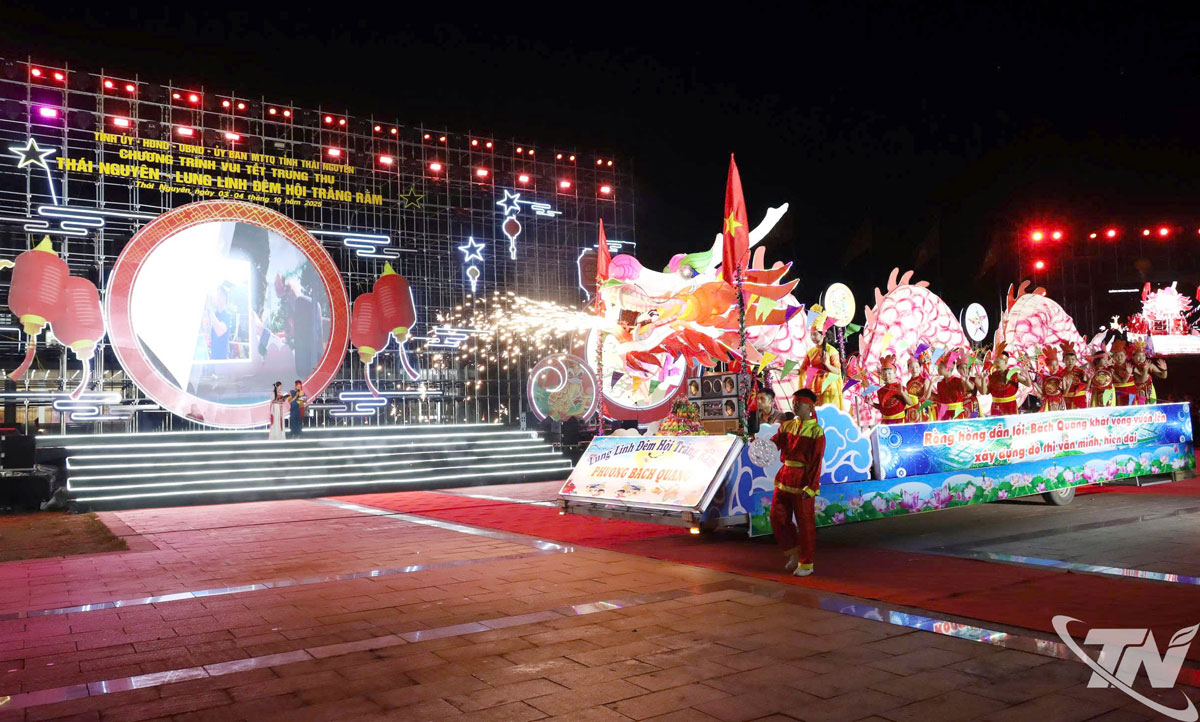 từng mô hình nối tiếp nhau tiến vào quảng trường, tiếng trống rộn rã hòa cùng tiếng reo hò cổ vũ của khán giả. 