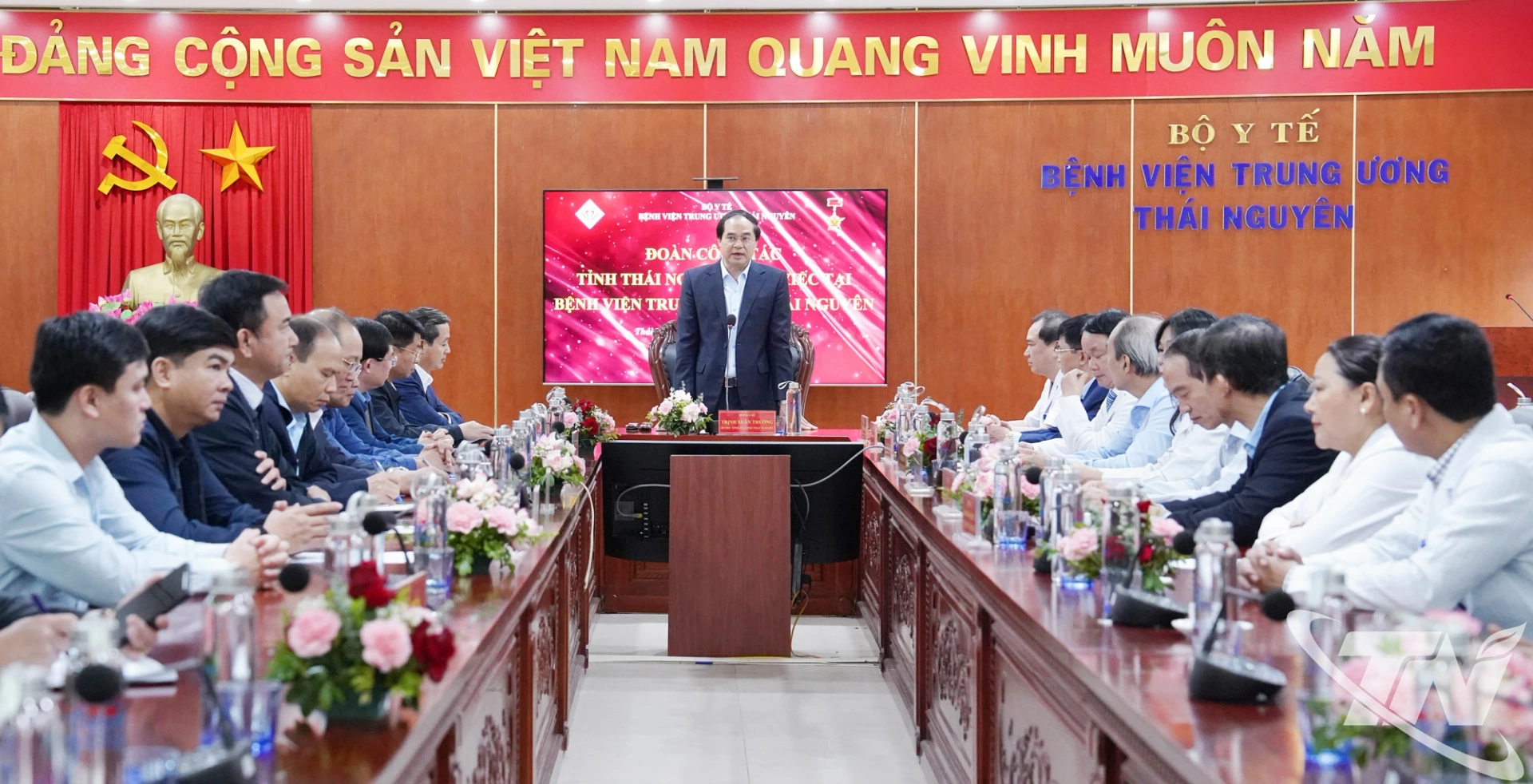 Đồng chí Bí thư Tỉnh ủy Trịnh Xuân Trường dẫn đầu Đoàn công tác của tỉnh làm việc với Bệnh viện Trung ương Thái Nguyên.