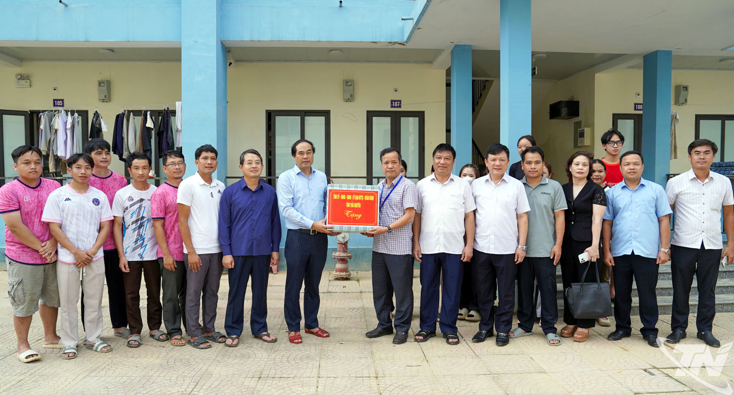 Đồng chí Bí thư Tỉnh ủy, Trịnh Xuân Trường và đồng chí Chủ tịch UBND tỉnh Phạm Hoàng Sơn tặng quà động viên thầy và trò Trường ĐH Sư phạm Thái Nguyên.