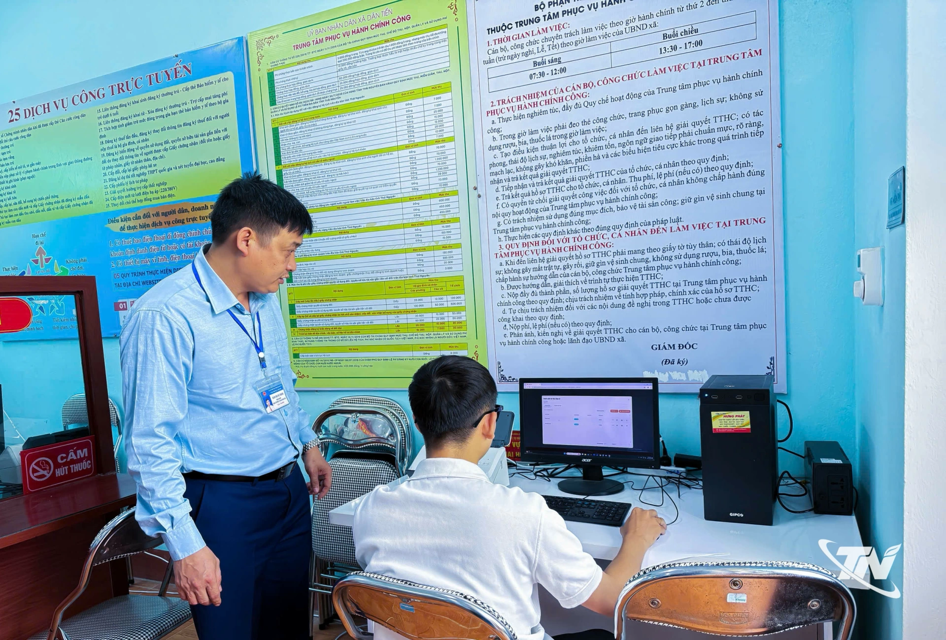 Cán bộ Trung tâm Phục vụ hành chính công xã Dân Tiến hướng dẫn người dân thao tác, nộp hồ sơ dịch vụ công trực tuyến ngay tại Trung tâm.