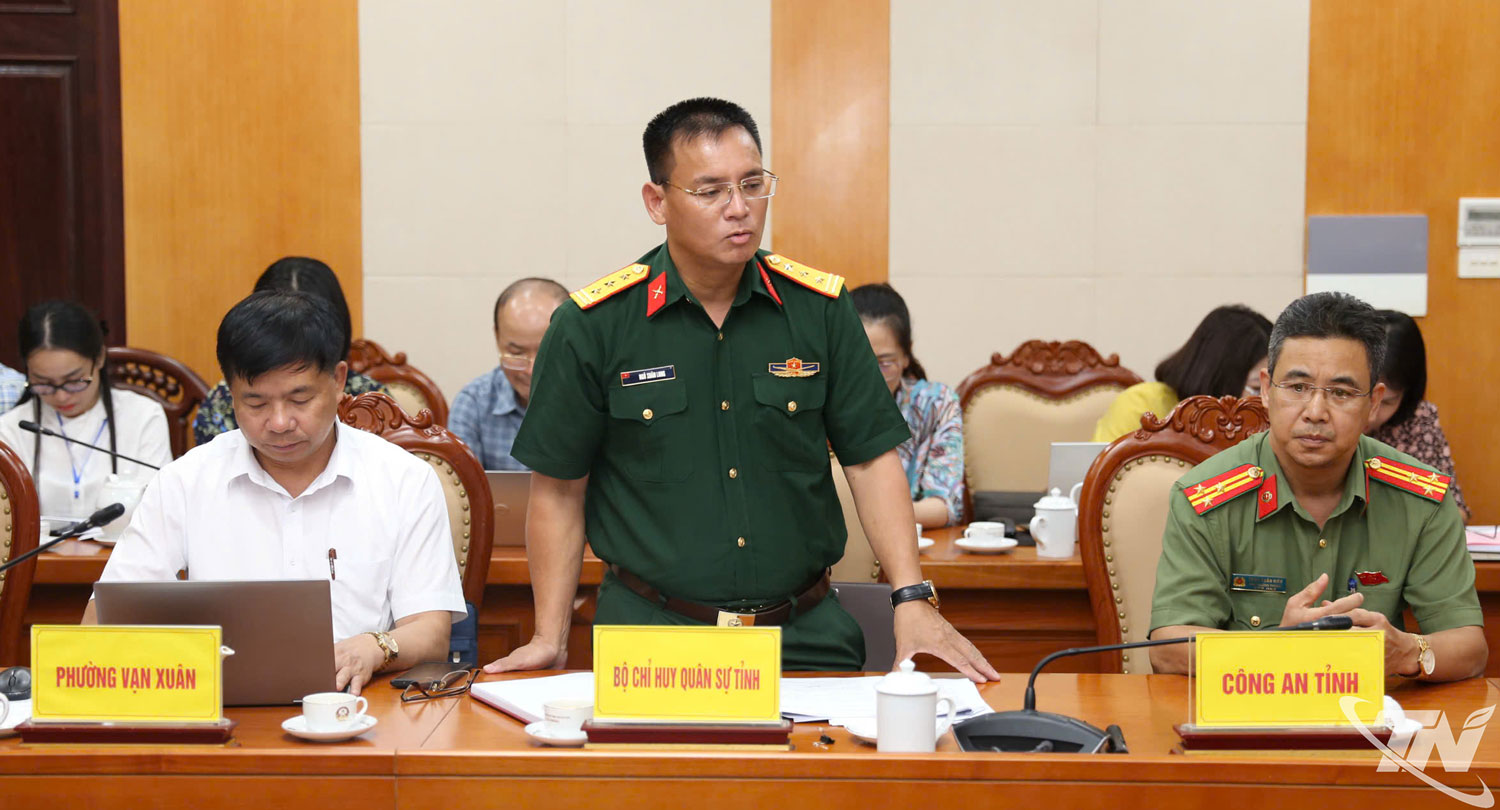 Các đại biểu thảo luận tại cuộc họp.