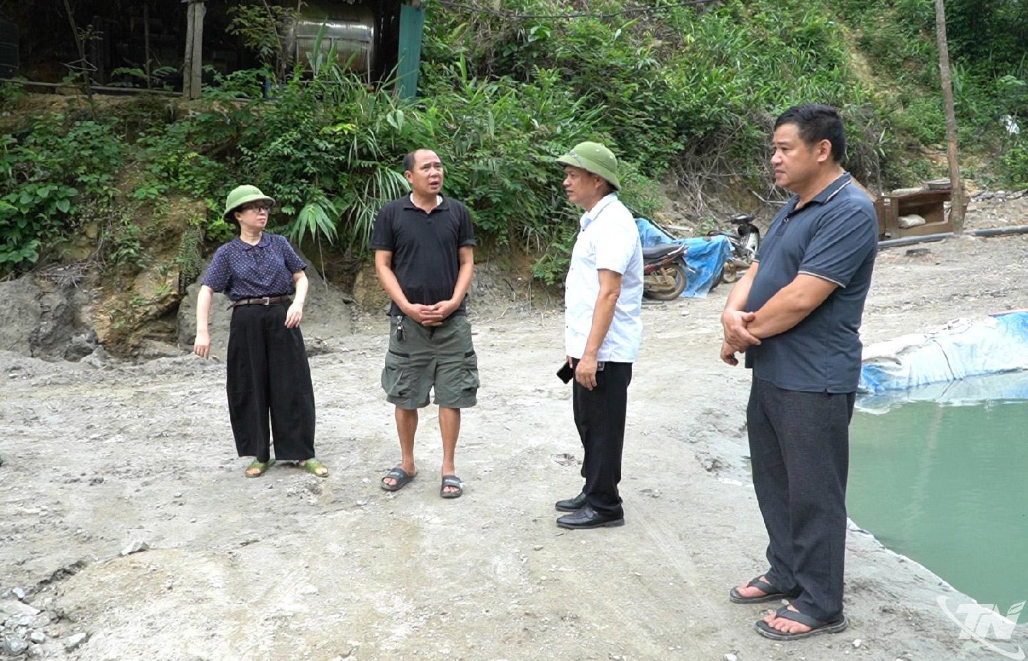 Đoàn công tác của Sở Nông nghiệp và Môi trường cùng cán bộ địa phương giám sát tại Mỏ vàng Khau Âu, xã Yên Bình.  