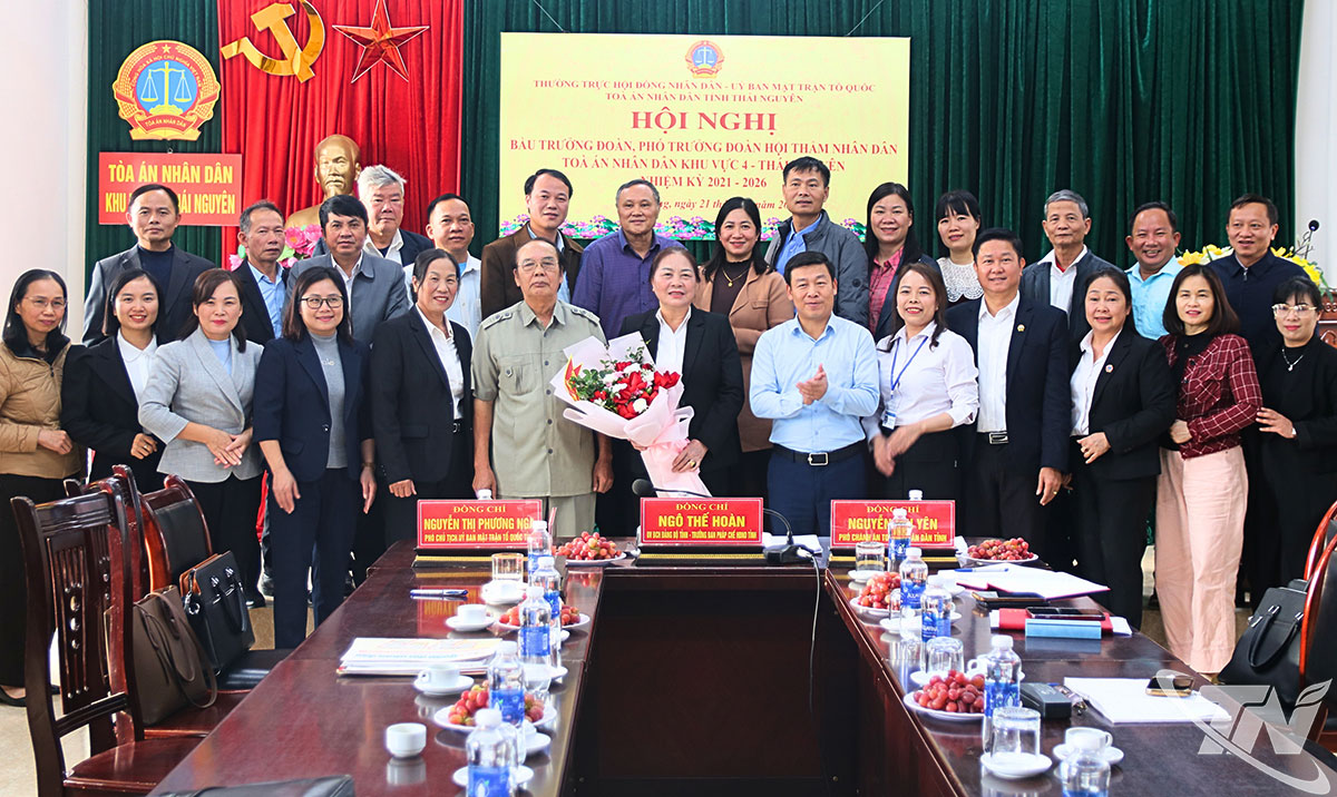 Các đại biểu chúc mừng Trưởng đoàn, Phó Trưởng đoàn Hội thẩm nhân dân khu vực 4.