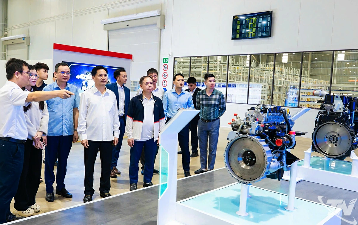 Lãnh đạo Sở Xây dựng, Hiệp hội Vận tải tỉnh Thái Nguyên tìm hiểu, hợp tác tại một doanh nghiệp sản xuất xe điện (Công ty Cổ phần Kim Long Motor) ở thành phố Huế. Đây là bước đi cụ thể thực hiện lộ trình xanh hóa giao thông đô thị của tỉnh trong thời gian tới.