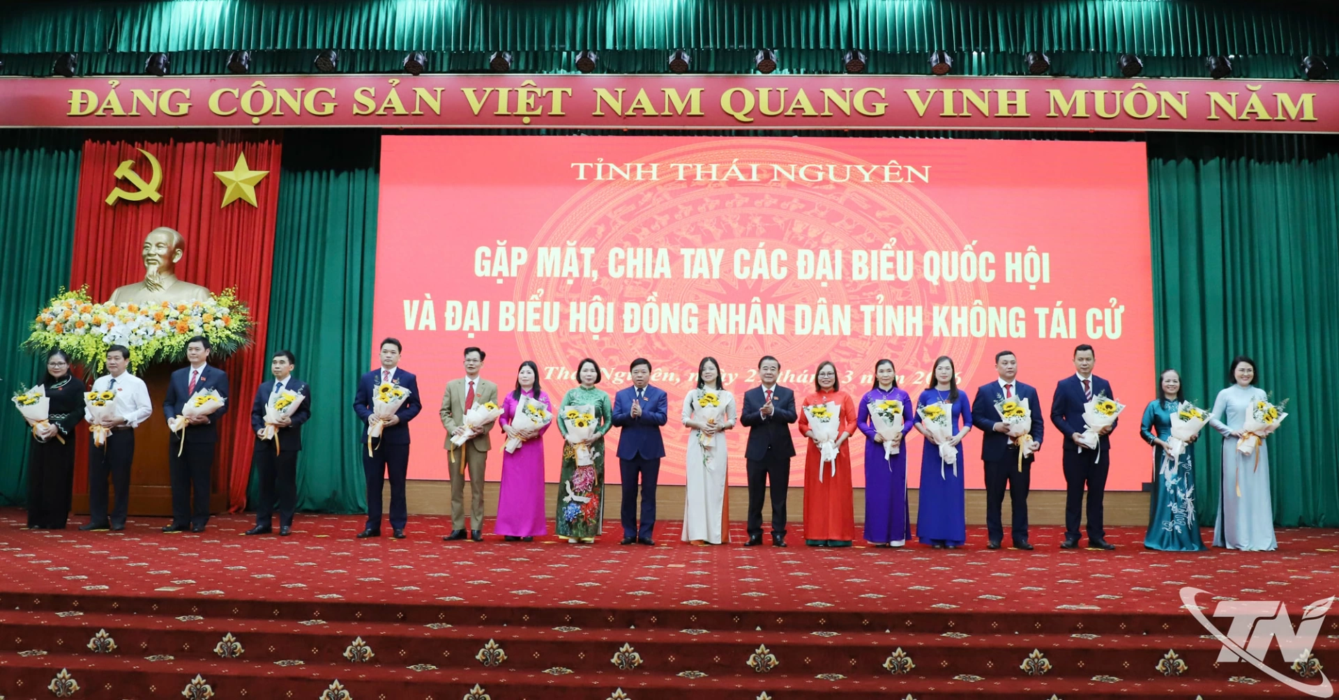 Lãnh đạo tỉnh tặng hoa các đại biểu HĐND tỉnh không tái cử.
