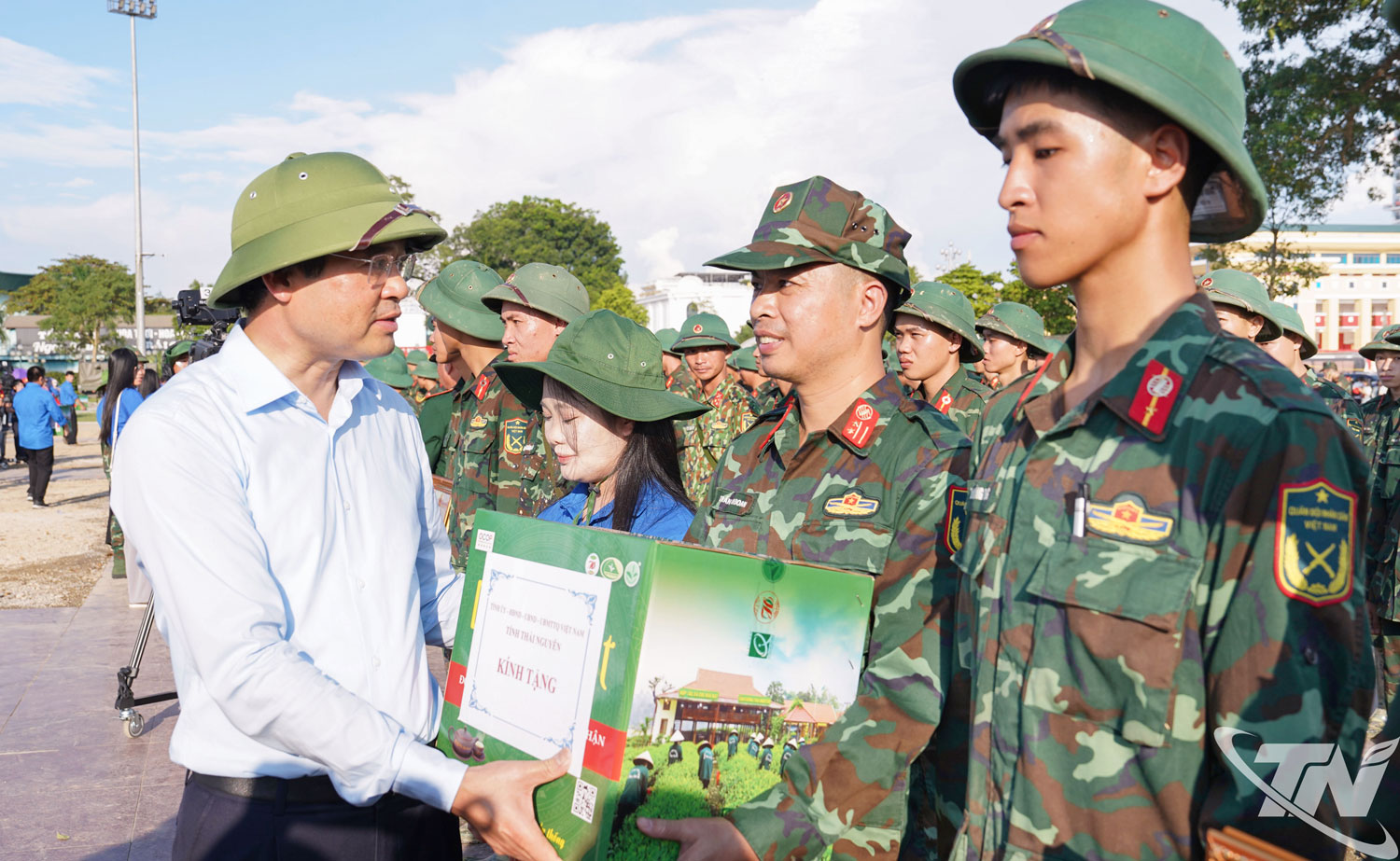 Đồng chí Bí thư Tỉnh ủy Trịnh Xuân Trường và các đồng chí lãnh đạo tỉnh tặng quà các lực lượng vũ trang.