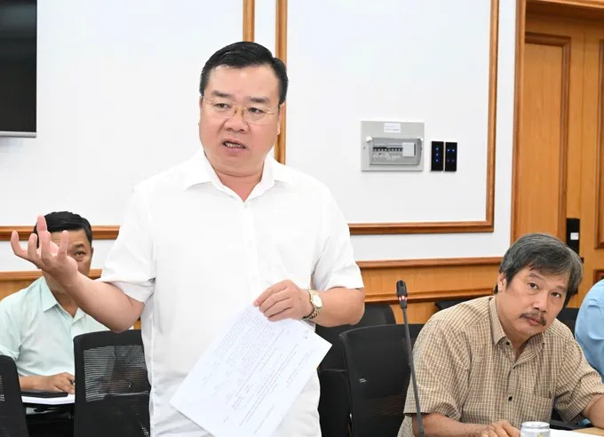 Thành viên Tiểu ban Phát triển kinh tế báo cáo tại cuộc họp. Ảnh: VIỆT DŨNG
