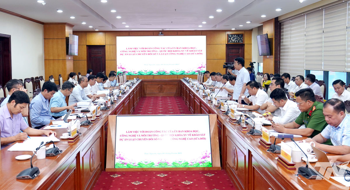 Quang cảnh buổi làm việc