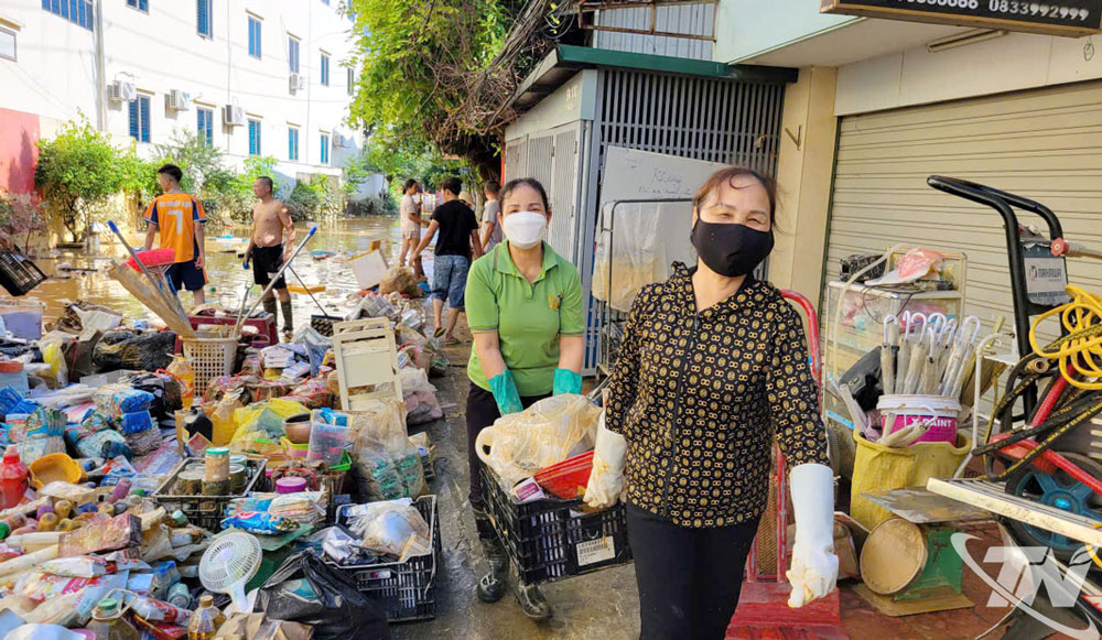 Nhân dân các tổ dân phố thuộc phường Phan Đình Phùng dọn dẹp vệ sinh nhà cửa, hè đường sau trận ngập úng do ảnh hưởng của hoàn lưu bão số 11. Ảnh T.L