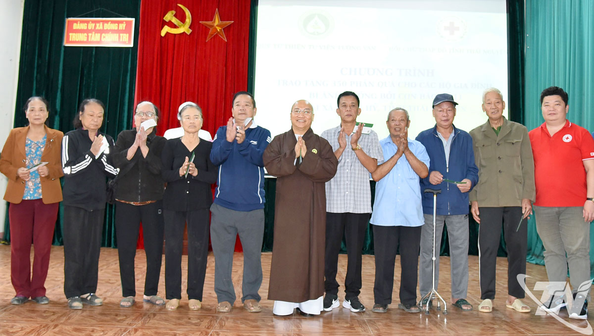 Đoàn trao quà hỗ trợ người dân bị ảnh hưởng bởi thiên tai tại xã Đồng Hỷ