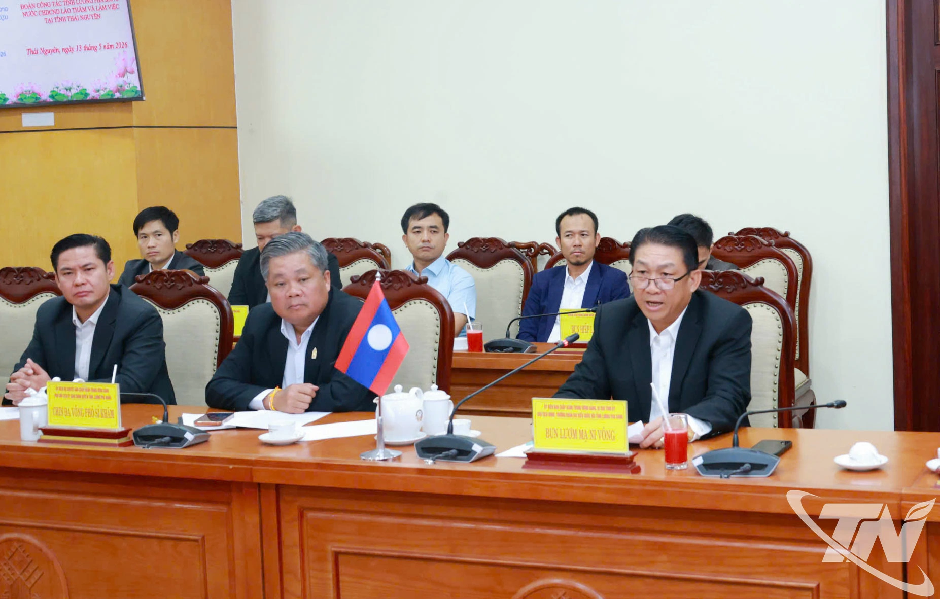Đồng chí Bí thư Tỉnh ủy Luông Pha Băng Bun Lươm Mạ Ni Vông phát biểu tại buổi làm việc.