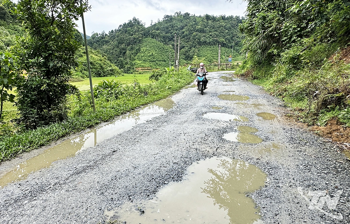 Nhiều điểm trên mặt đường xuống cấp nghiêm trọng kéo dài