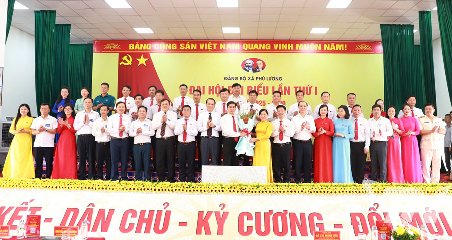 Ban Chấp hành Đảng bộ xã Phú Lương nhiệm kỳ 2025-2030 ra mắt Đại hội.
