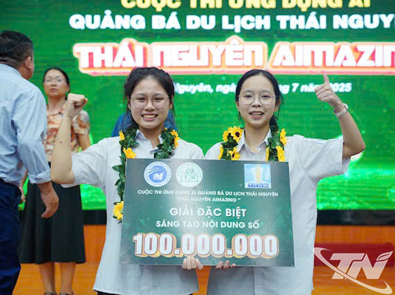 2 học sinh của Trường THPT Sông Công nhận giải Đặc biệt trong Cuộc thi Thái Nguyên AImazing 2025.
