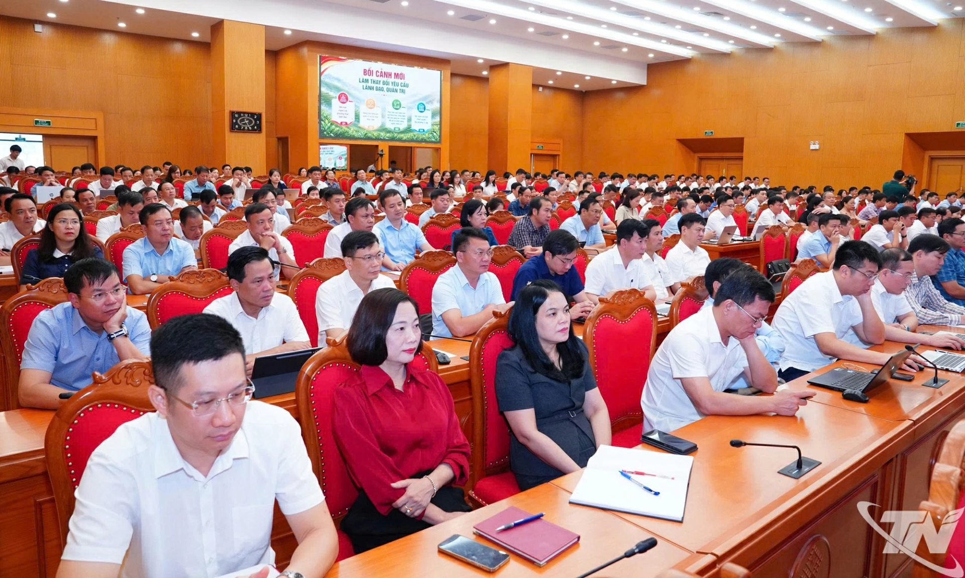 Lãnh đạo chủ chốt các xã, phường tham gia lớp tập huấn.