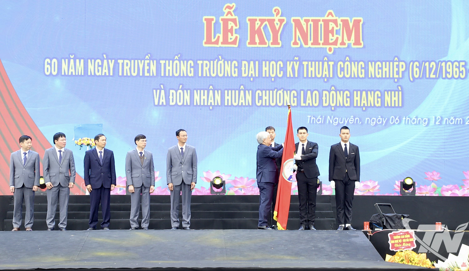 thay mặt lãnh đạo Đảng, Nhà nước đồng chí Đỗ Văn Chiến, Ủy viên Bộ Chính trị, Bí thư Trung ương Đảng, Phó Chủ tịch Thường trực Quốc hội đã trao tặng Trường Đại học Kỹ thuật Công nghiệp Thái Nguyên Huân chương lao động hạng nhì