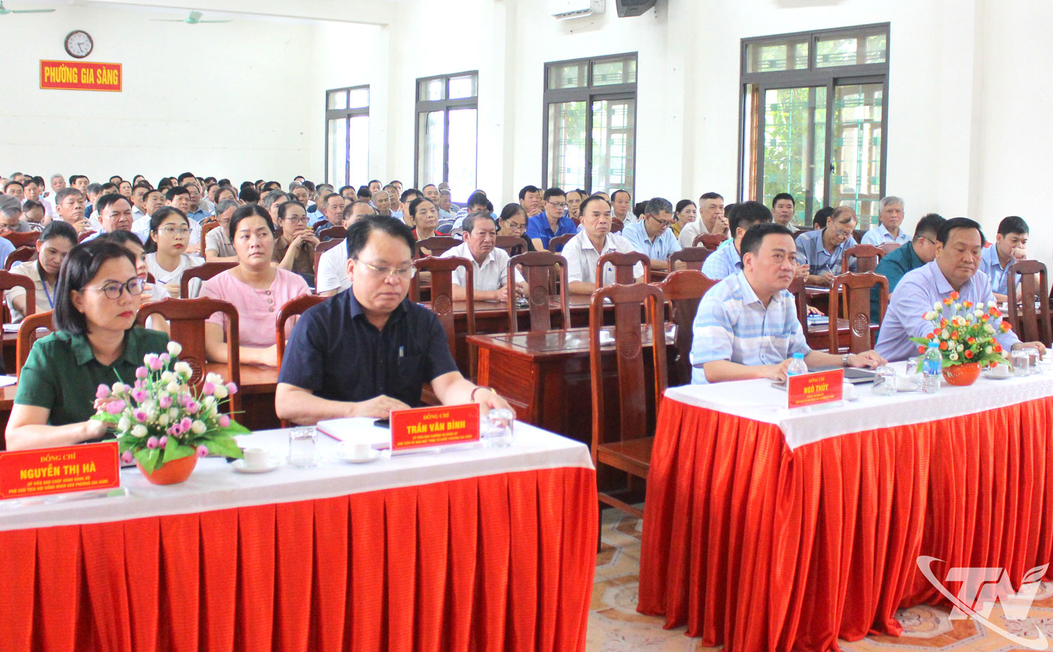 Quang cảnh buổi tiếp xúc cử tri.