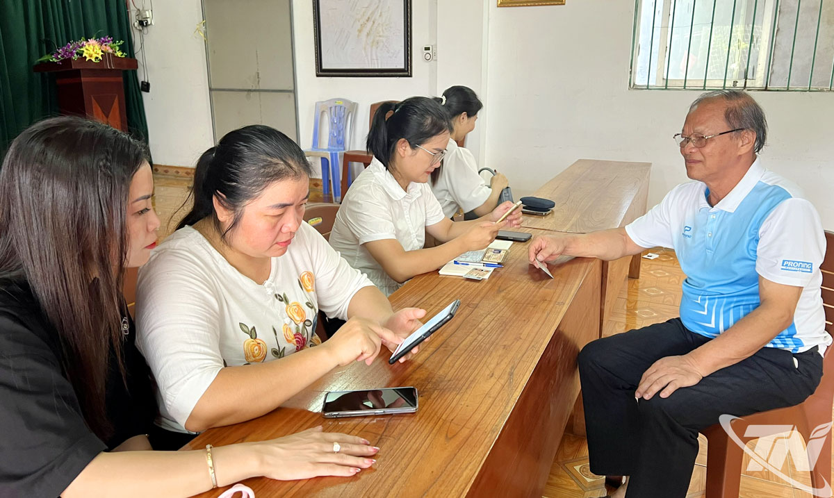 Tổ công nghệ số cộng đồng và đội xung kích tình nguyện tổ 5A, phường Bắc Kạn hỗ trợ người dân cài đặt các ứng dụng trên điện thoại.