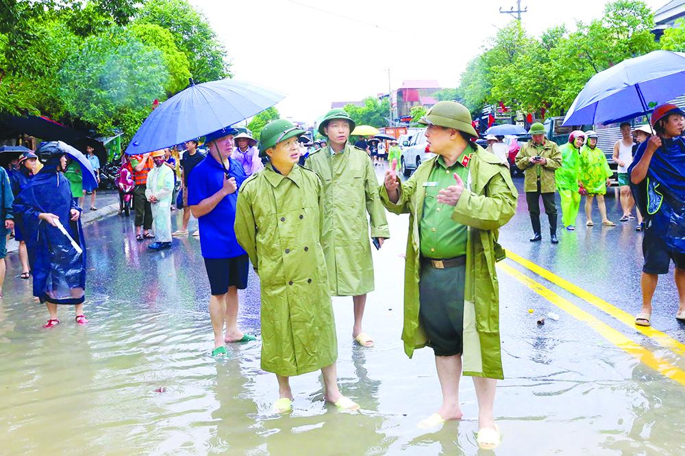 Đồng chí Phạm Hoàng Sơn, Phó Bí thư Tỉnh ủy, Chủ tịch UBND tỉnh, Trưởng Ban Chỉ huy Phòng thủ dân sự tỉnh chỉ đạo công tác phòng chống lũ lụt tại phường Quang Vinh cũ (nay là phường Quan Triều)