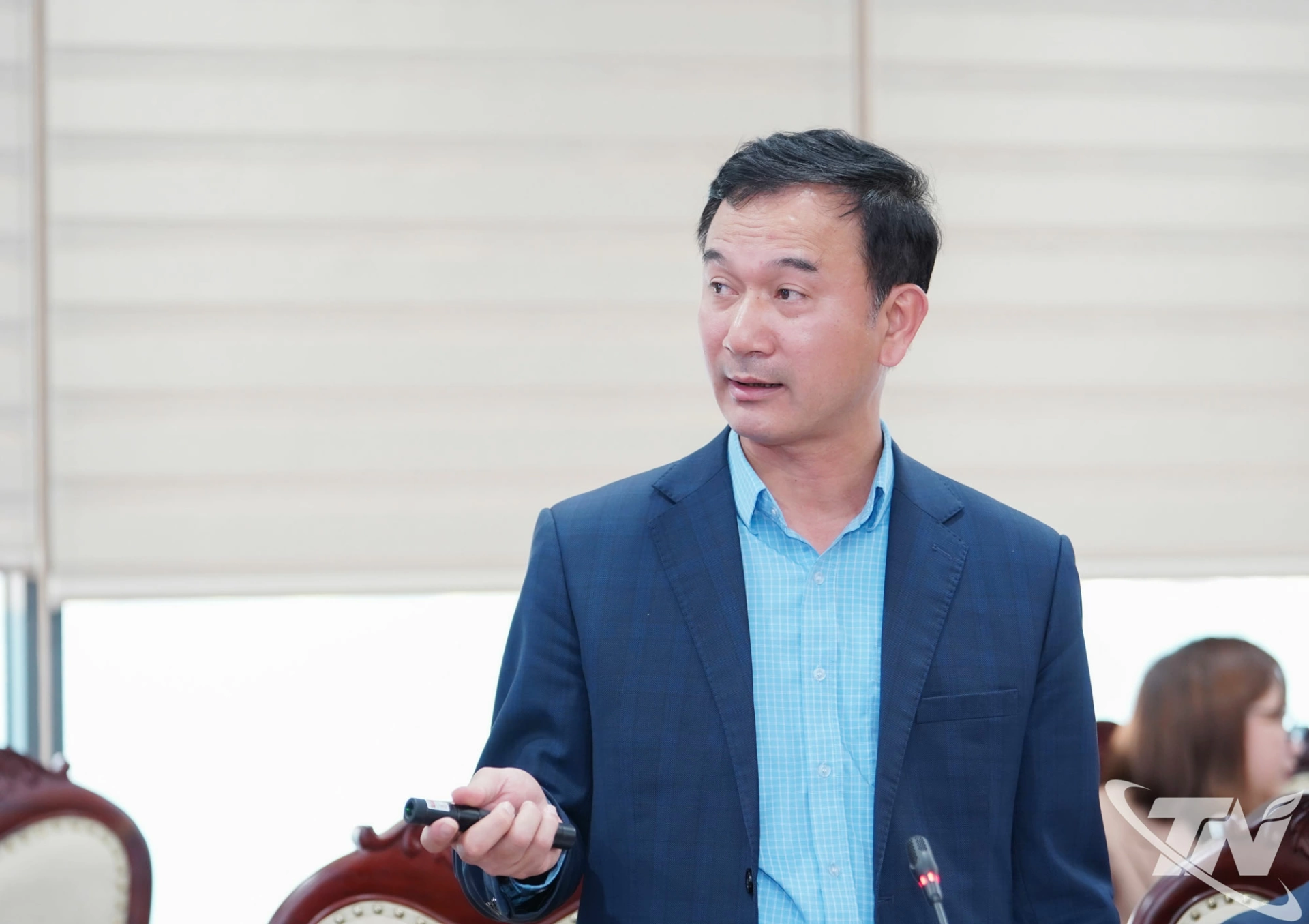 Lãnh đạo Sở Xây dựng phát biểu làm rõ một số nội dung liên quan đến chủ trương đầu tư Dự án đường hồ Núi Cốc; Dự án Tuyến đường liên kết, kết nối tỉnh Thái Nguyên và tỉnh Tuyên Quang.