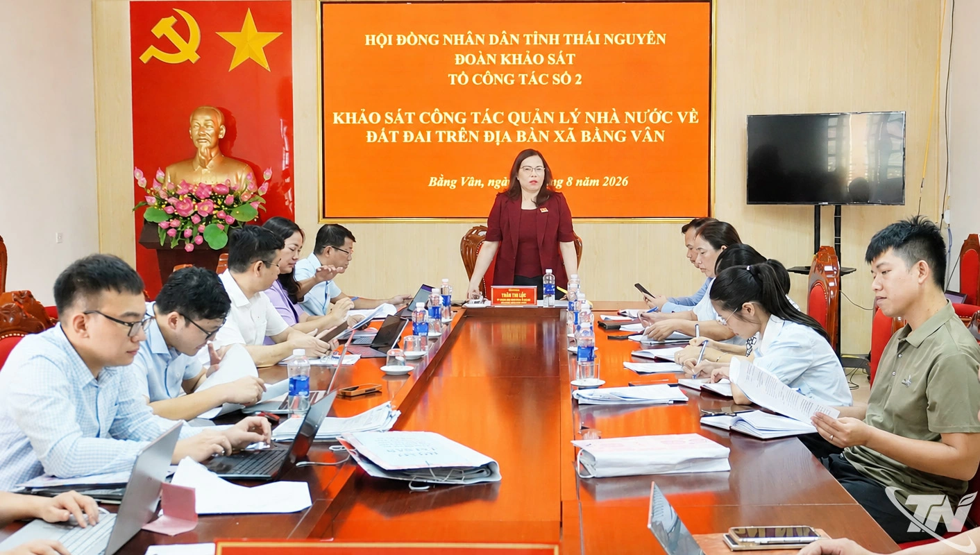 Quang cảnh buổi giám sát về công tác quản lý đất đai tại UBND xã Bằng Vân.