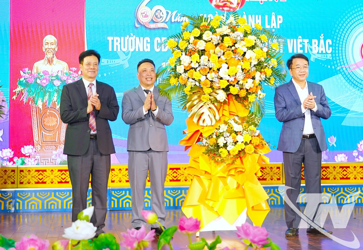 Đồng chí Nguyễn Thanh Bình, Phó Bí thư Tỉnh ủy, Phó Chủ tịch Thường trực UBND tỉnh chúc mừng Nhà trường.