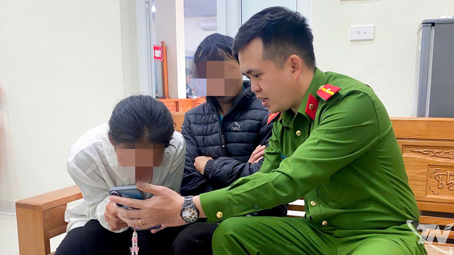 Công an xã Ngân Sơn giải thích cho chị H., về thủ đoạn lừa đảo của các đối tượng phạm tội trên không gian mạng.