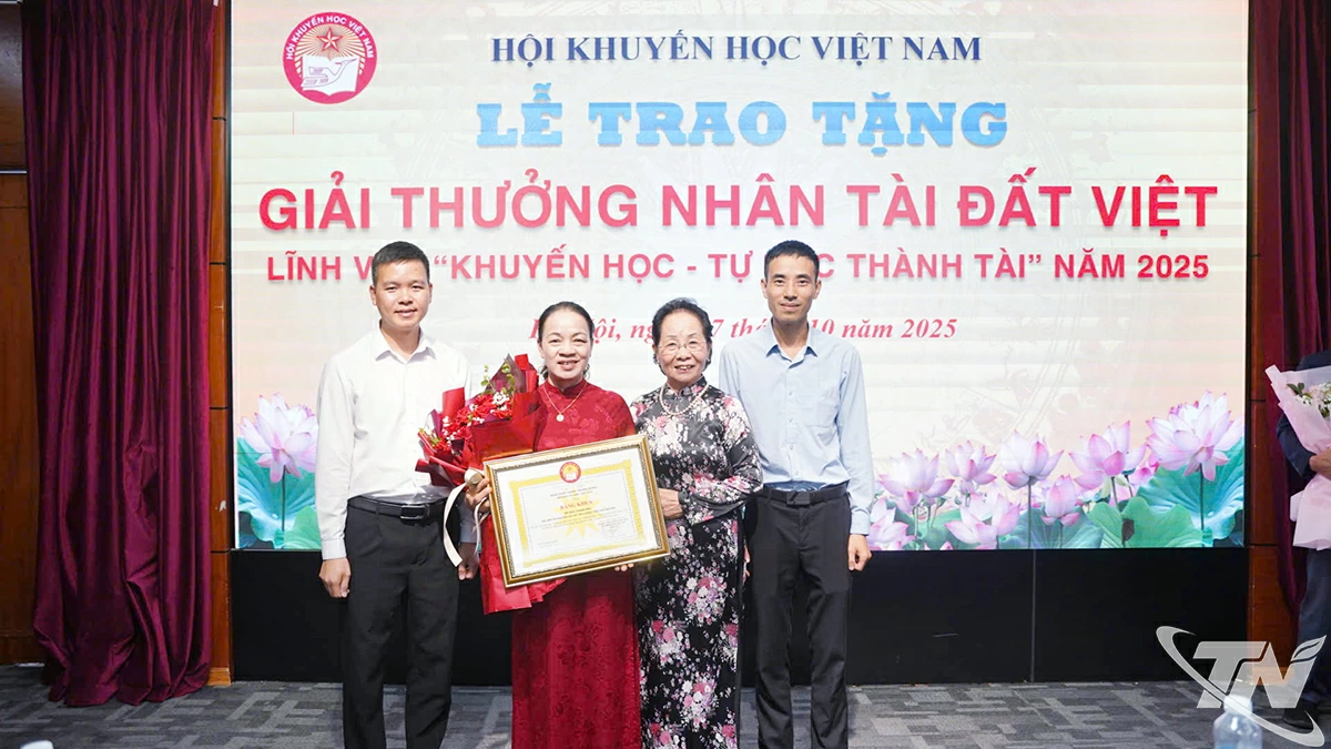 Ban Giám đốc HTX chè Hảo Đạt với GS, TS Nguyễn Thị Doan, Chủ tịch Hội Khuyến học Việt Nam, Trưởng Ban Chỉ đạo Giải thưởng tại buổi Lễ.