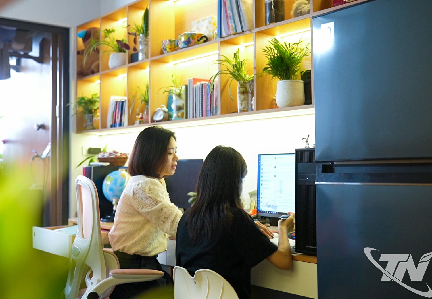 Chính sách tín dụng ưu đãi đã giúp nhiều người thu nhập thấp có cơ hội sở hữu nhà ở ổn định. Trong ảnh: Mẹ con chị Nguyễn Thị Thảo tại căn hộ 29,1m² thuộc Dự án Homie City - Nhà ở xã hội Đại Thắng.