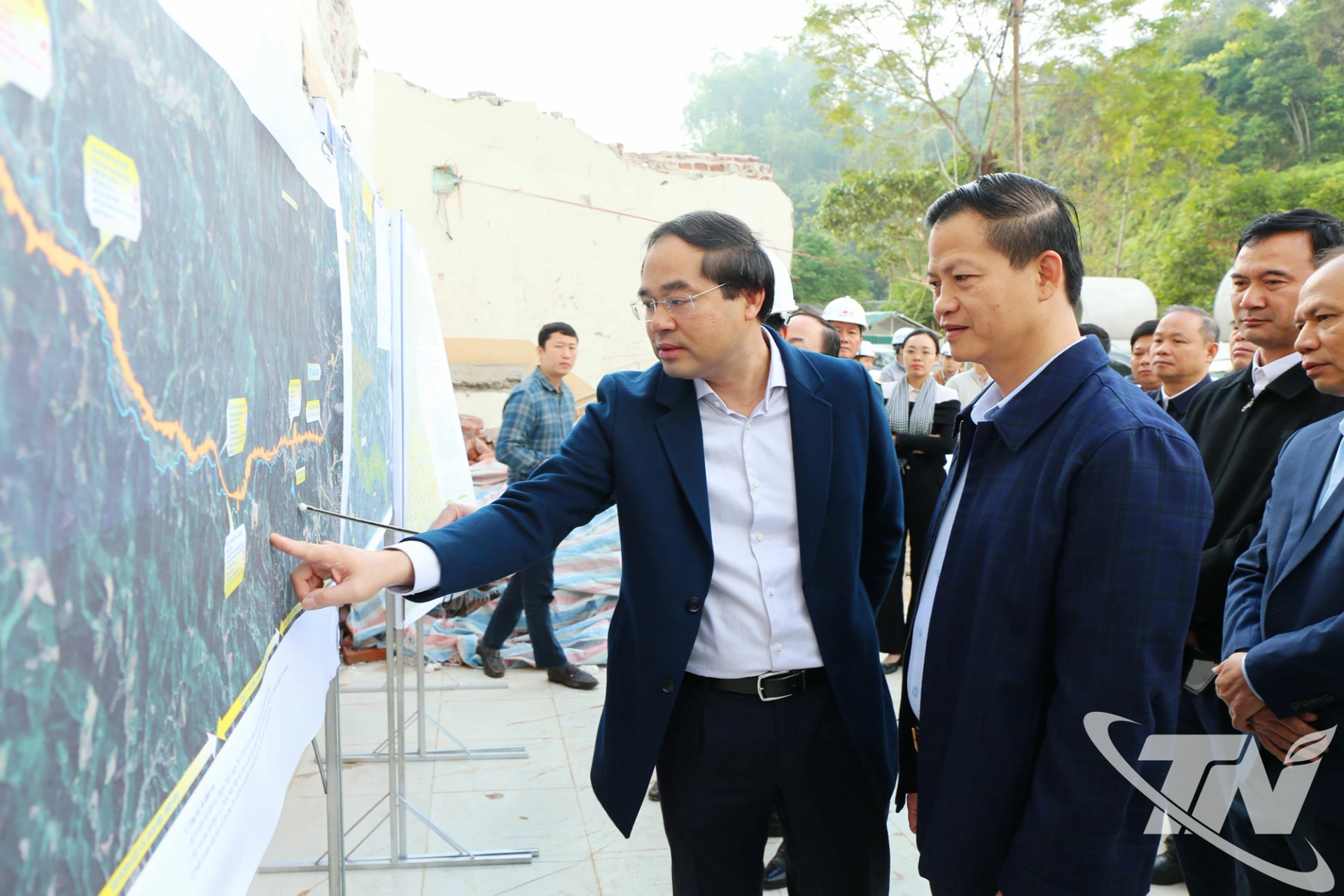 Các đồng chí lãnh đạo tỉnh trao đổi về những vị trí còn vướng mắc mặt bằng trên tuyến CT07.