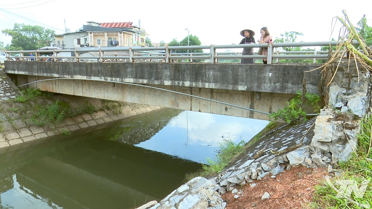 Kè bảo vệ chân Cầu Khuân I, xóm Phúc Thành, bị sạt nghiêm trọng.