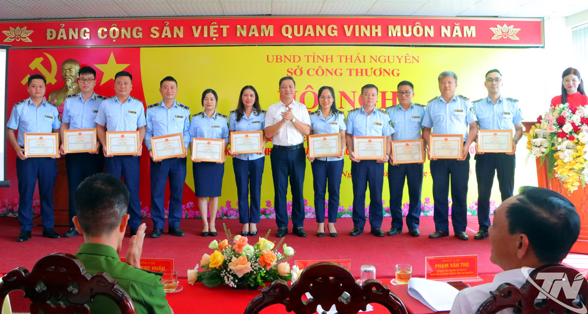 Sở Công Thương khen thưởng các tập thể, cá nhân điển hình tiên tiến giai đoạn 2020-2025 và có thành tích xuất sắc trong thực hiện nhiệm vụ chuyên môn