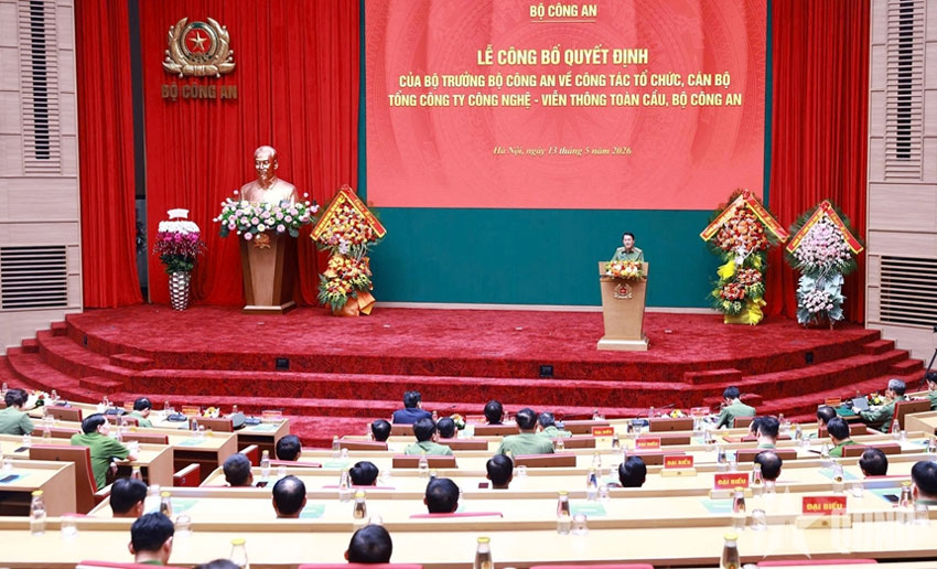 Quang cảnh lễ công bố.