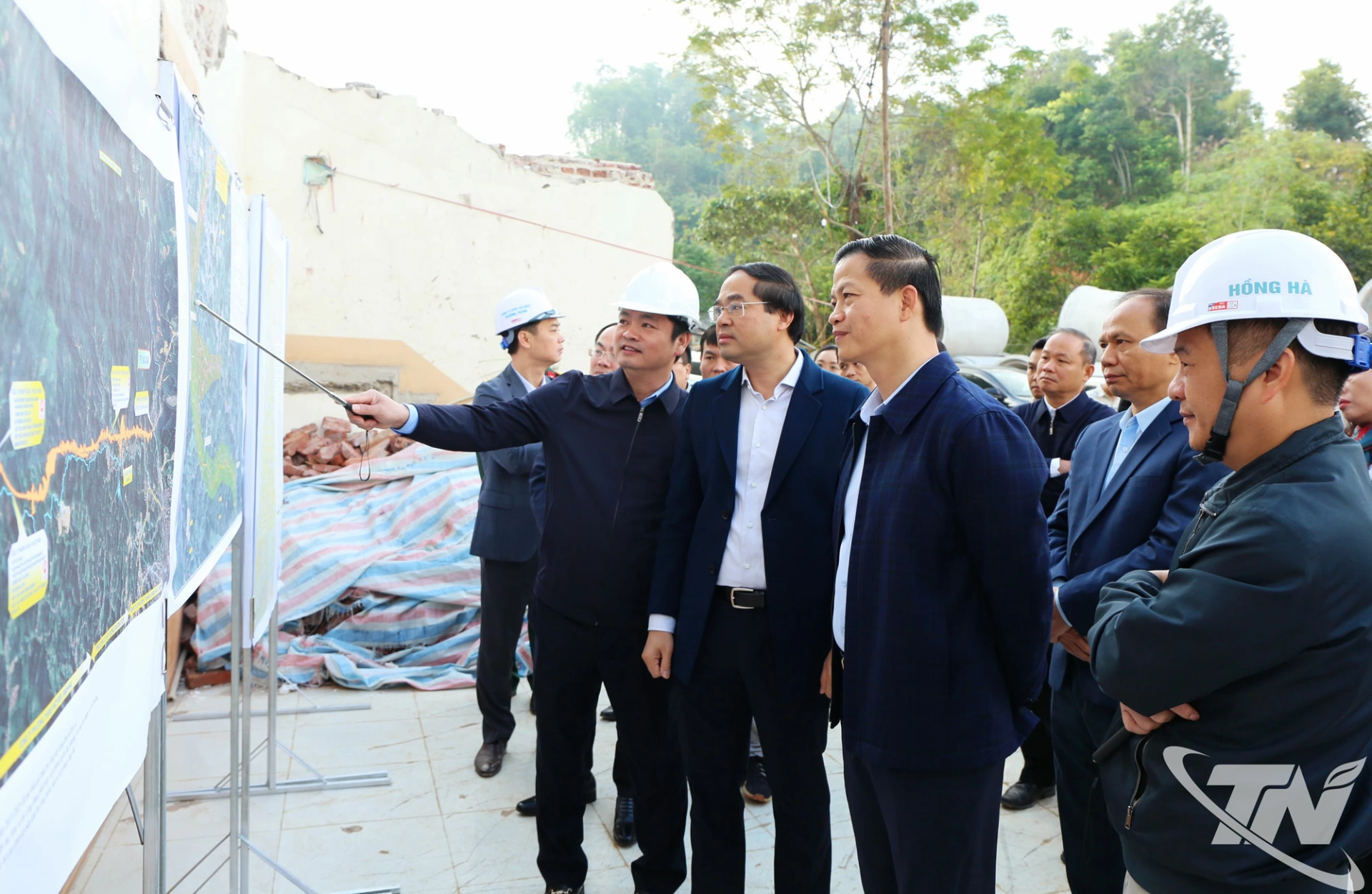 Lãnh đạo Ban Quản lý dự án đầu tư xây dựng công trình giao thông và nông nghiệp phía Bắc báo cáo công tác giải phóng mặt bằng tuyến CT07 Chợ Mới – Bắc Kạn.