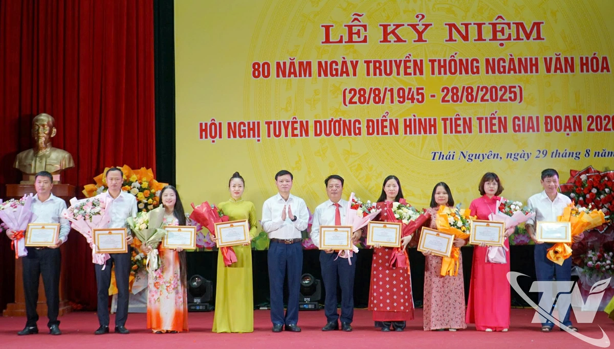 Ông Dương Xuân Hùng, Giám đốc Sở Văn hóa, Thể thao và Du lịch tặng giấy khen cho 9 tập thể có thành tích xuất sắc trong phong trào thi đua yêu nước giai đoạn 2020 - 2025.