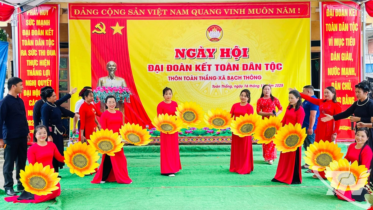 Tiết mục văn nghệ của bà con nhân dân thôn Toàn Thắng trong Ngày hội.