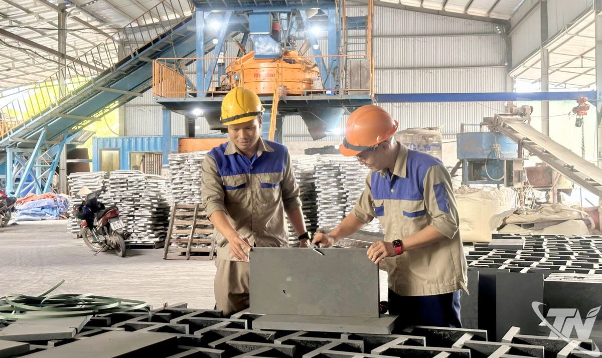 Công nhân tại Công ty CP CNT Group sản xuất vật liệu xây dựng ứng dụng công nghệ hiện đại, vừa nâng cao năng suất vừa tiết kiệm nguyên liệu và giảm phát thải, góp phần phát triển bền vững