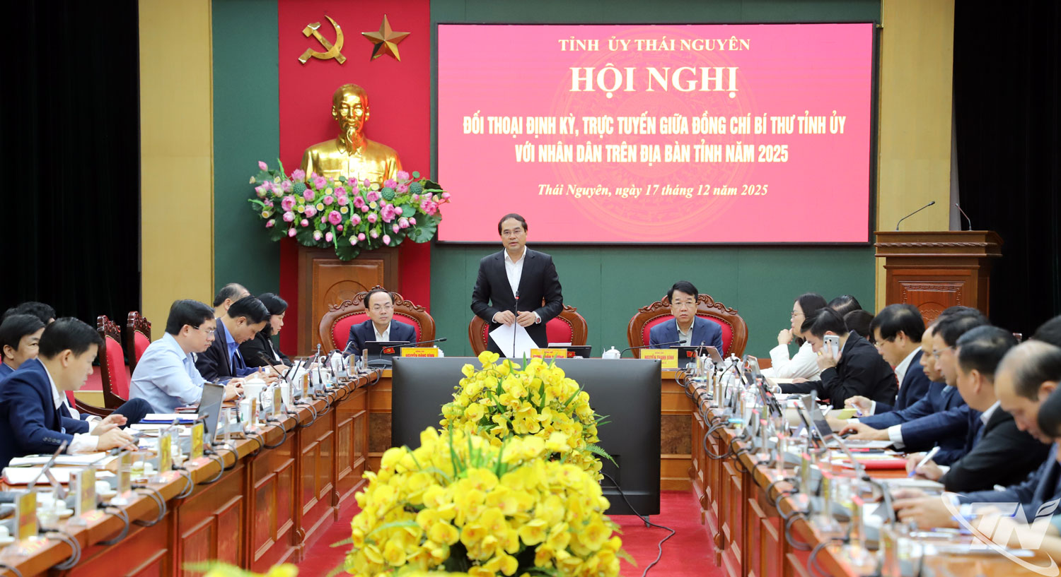 Đồng chí Trịnh Xuân Trường, Bí thư Tỉnh ủy, chủ trì buổi đối thoại.