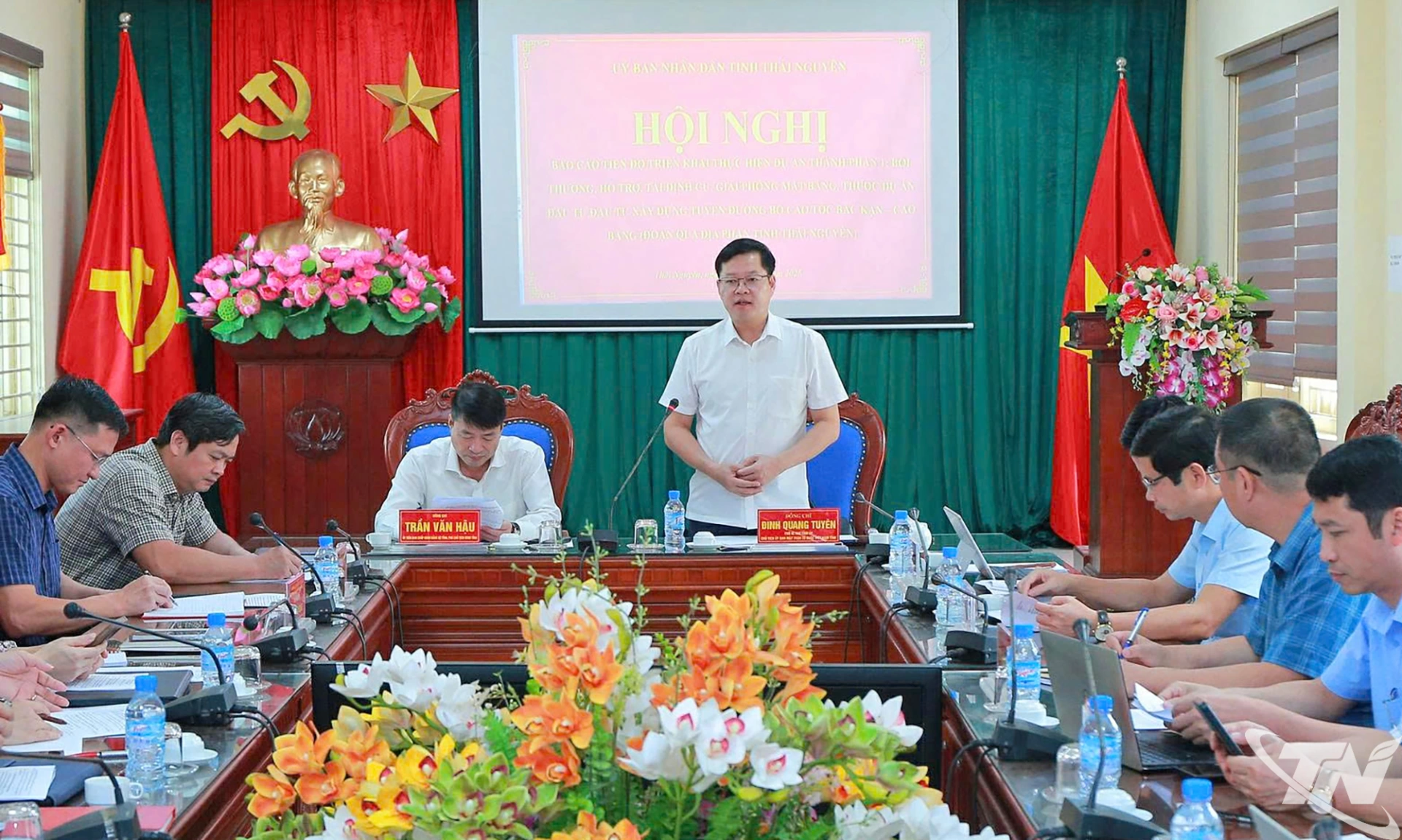 Quang cảnh buổi làm việc.