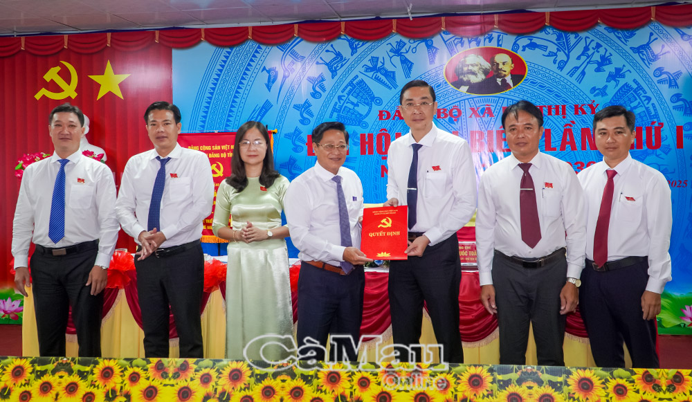 UVBTV Tỉnh ủy, Phó Chủ tịch HĐND tỉnh Bùi Tấn Bảy phát trao quyết định của Ban Thường vụ Tỉnh ủy về chỉ định BCH, BTV, UB KT và Đoàn đại biểu dự ĐH cấp trên