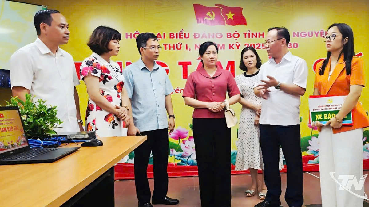 Đồng chí Đỗ Thị Minh Hoa kiểm tra Trung tâm Báo chí.