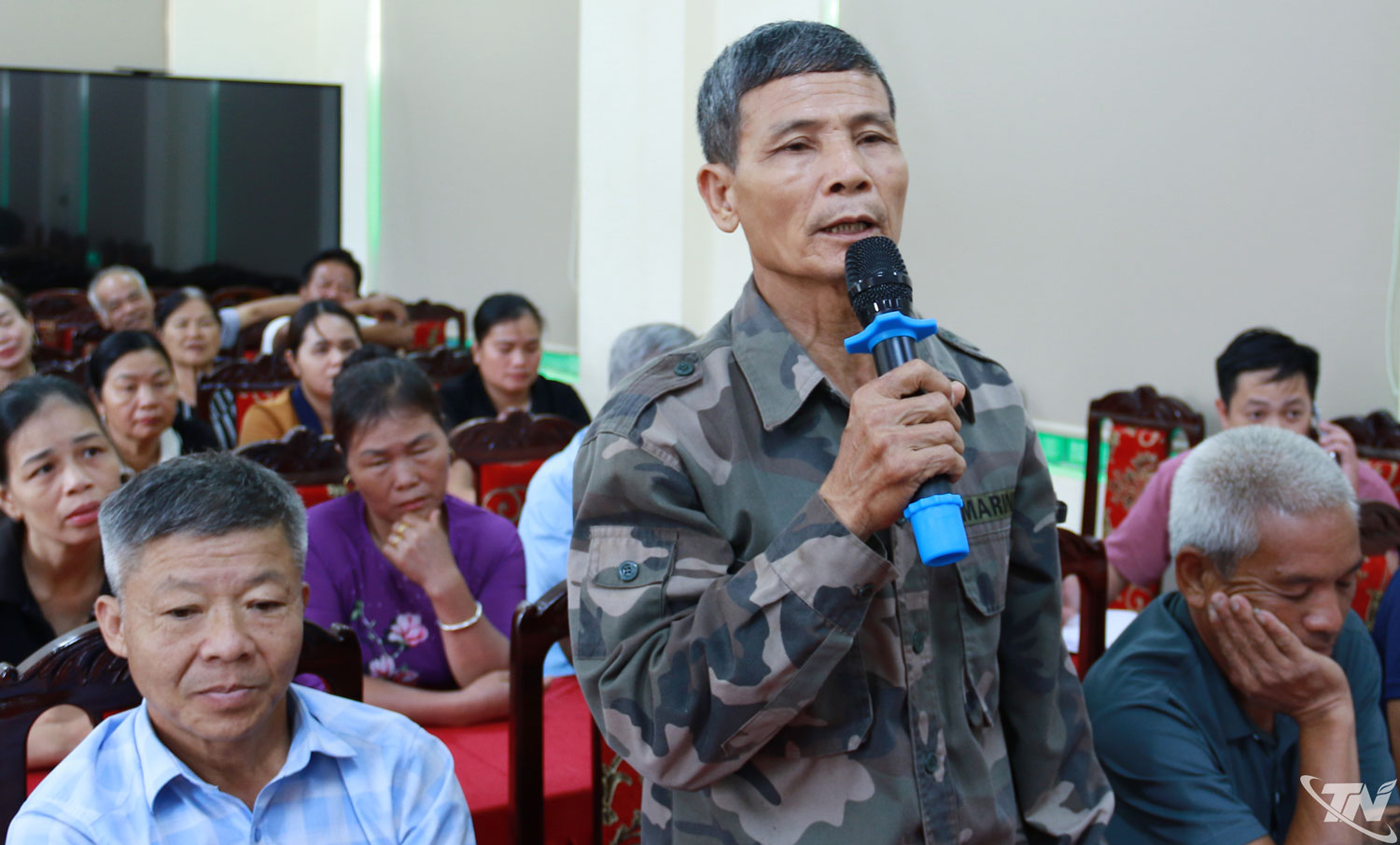 Cử tri thôn Nà Nâm, xã Thanh Thịnh nêu ý kiến tại buổi tiếp xúc.