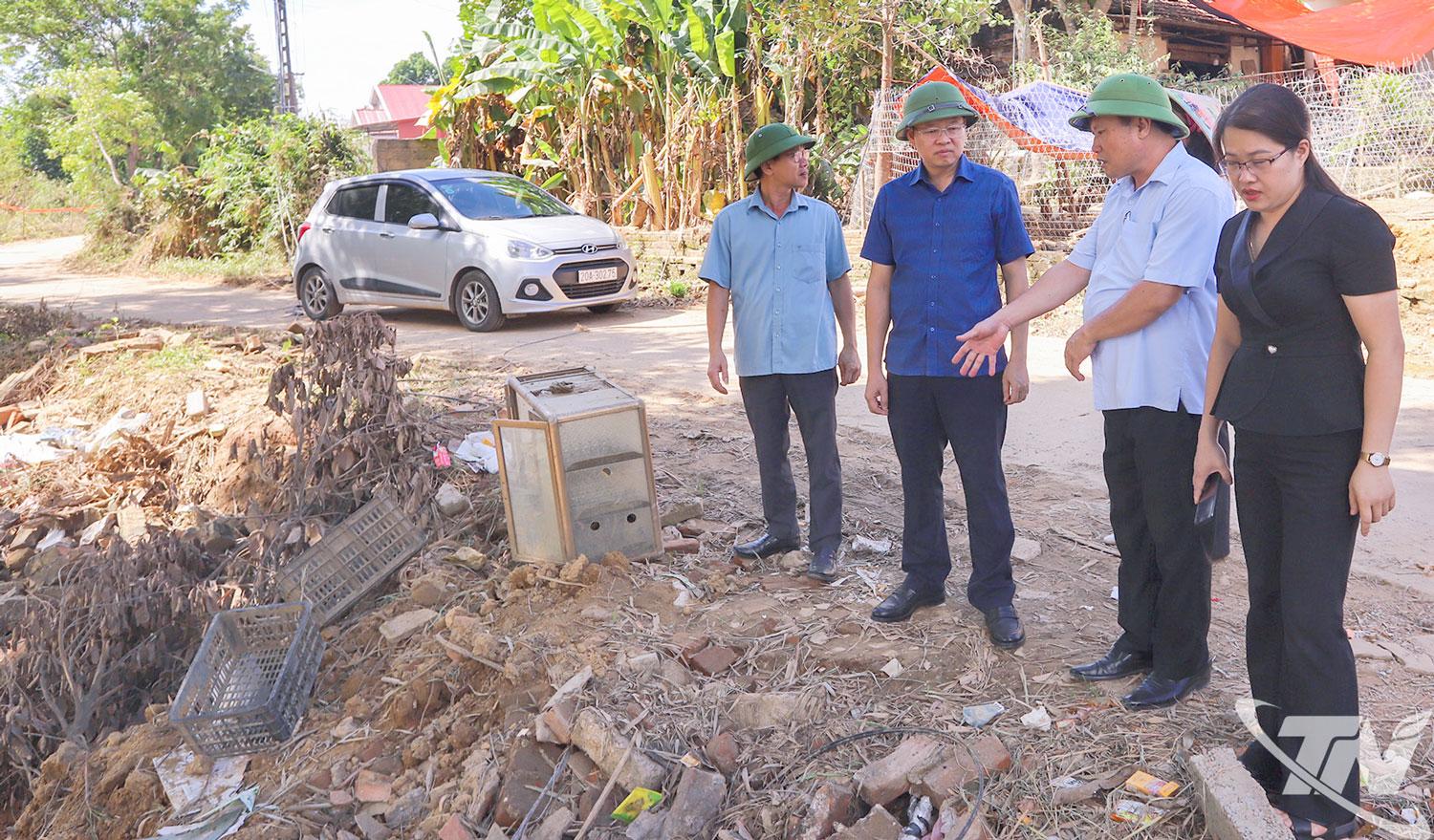 Đồng chí Đinh Quang Tuyên, Phó Bí thư Tỉnh ủy, Chủ tịch Ủy ban MTTQ tỉnh Thái Nguyên (người thứ 2 từ trái sang) đi kiểm tra thực tế tình hình ngập lụt tại xóm Đồng Áng, xã Phú Bình